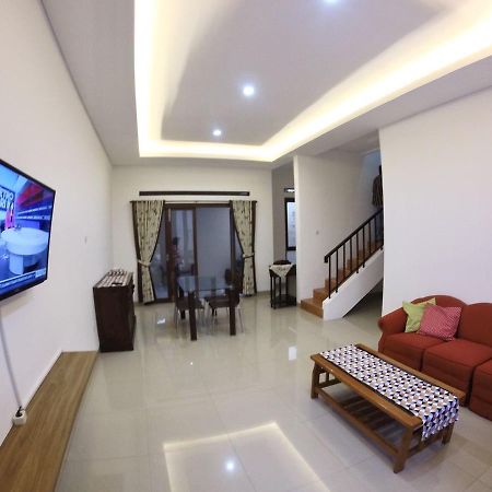 Padma Laguna Guesthouse Baturetno Exterior photo